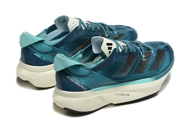 Adidas Tênis de corrida azul prata com malha engenheirada no upper e sobreposição de três listras 3