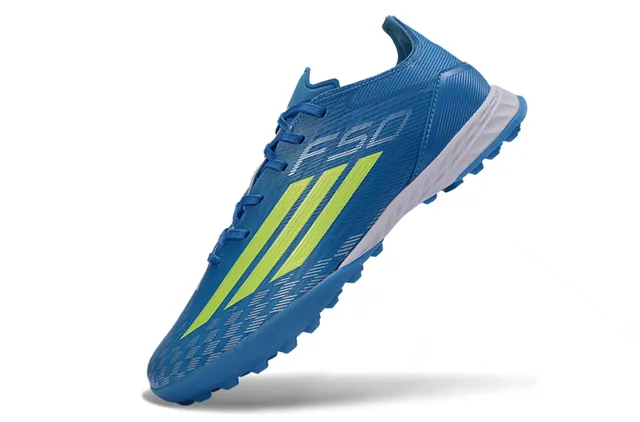 Adidas Chaussures de football turf synthétiques bleu et jaune à tige synthétique texturée et côtelée 3