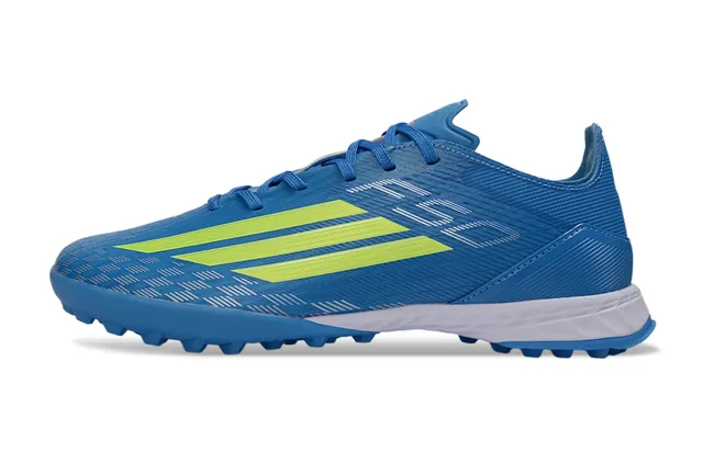 Adidas Chaussures de football turf synthétiques bleu et jaune à tige synthétique texturée et côtelée 7