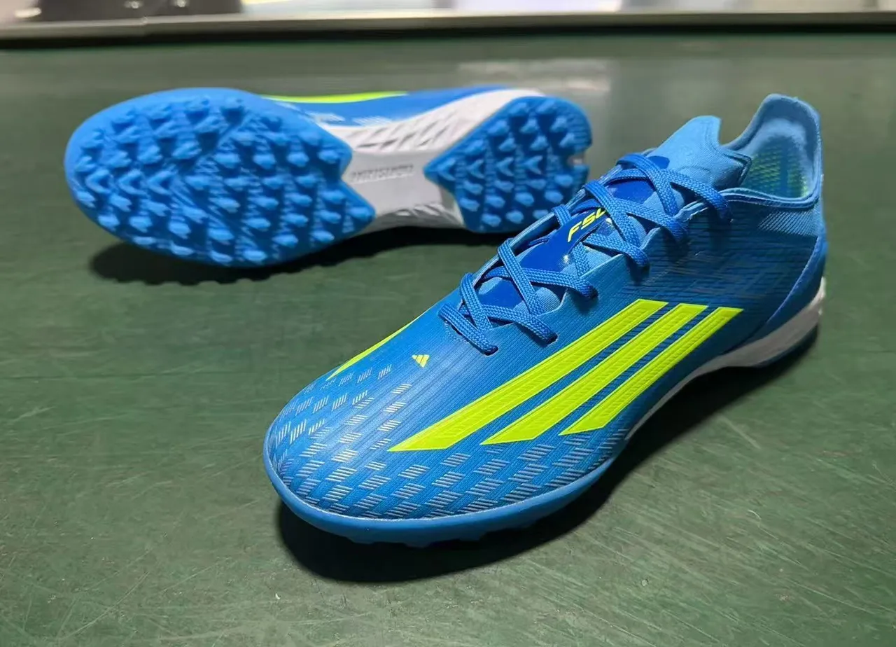 Adidas Chaussures de football turf synthétiques bleu et jaune à tige synthétique texturée et côtelée 8