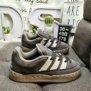 Adidas भूरा बेजी सुड अपर तीन स्ट्राइप साइड पैनल लाइफस्टाइल स्नीकर्स