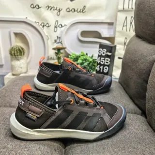 एडिडास भूरा और नारंगी जाली एवं सिंथेटिक ओवरले अपर GORE-TEX ब्रांडेड हील टैब लाइफस्टाइल स्नीकर