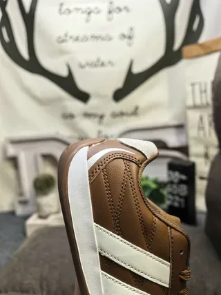 Adidas tênis lifestyle de couro marrom e branco com três listras 3
