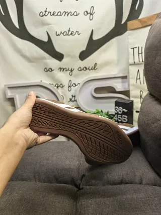 Adidas tênis lifestyle de couro marrom e branco com três listras 4