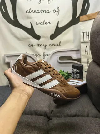 Adidas tênis lifestyle de couro marrom e branco com três listras 5