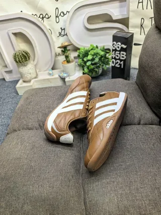 Adidas tênis lifestyle de couro marrom e branco com três listras 6