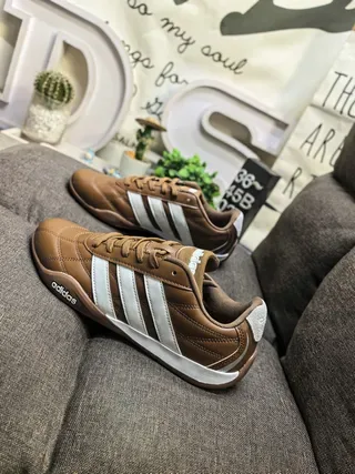 Adidas tênis lifestyle de couro marrom e branco com três listras 7