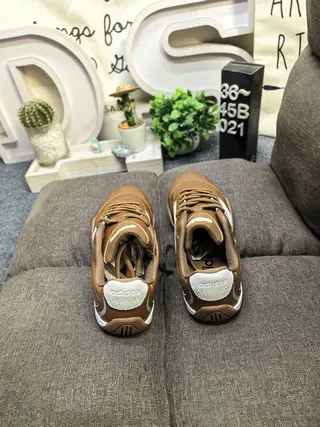 Adidas tênis lifestyle de couro marrom e branco com três listras 8