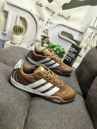 Adidas tênis lifestyle de couro marrom e branco com três listras 9