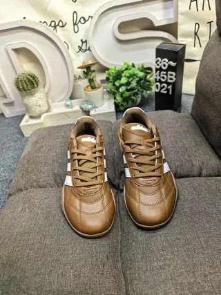 Adidas tênis lifestyle de couro marrom e branco com três listras 10