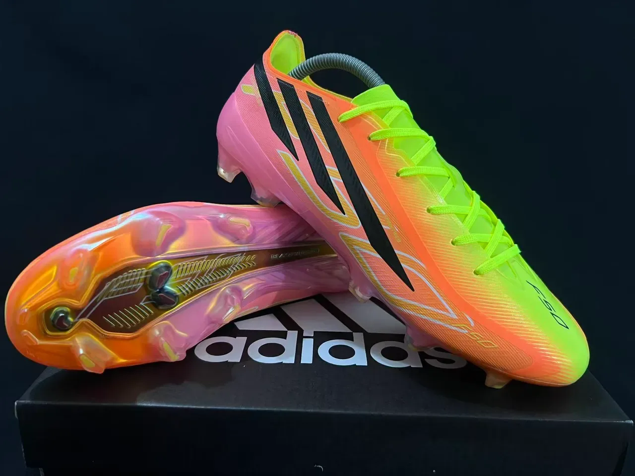 Adidas F50 Dégradé Jaune Néon Rose Orange Chaussures de Football pour terrain ferme 1
