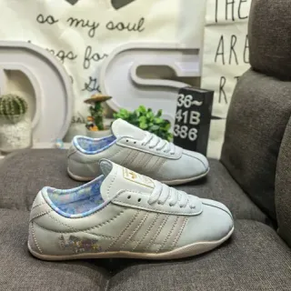 Adidas Gazelle हल्का धूसर फ्लोरल एम्ब्रॉइडर्ड जीवनशैली स्नीकर