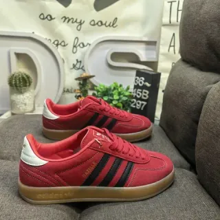 Adidas Gazelle लाल सुड लाइफस्टाइल स्नीकर्स
