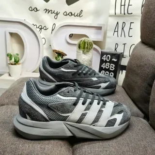 Adidas ग्रे व्हाइट जाल और सिंथेटिक ऊपरी तीन स्ट्राइप साइड पैनल लाइफस्टाइल स्नीकर