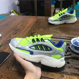 Adidas हरे और नीले रंग के मोटे रेट्रो सिल्हूट मेश और सिंथेटिक ओवरले निर्माण लाइफस्टाइल स्नीकर
