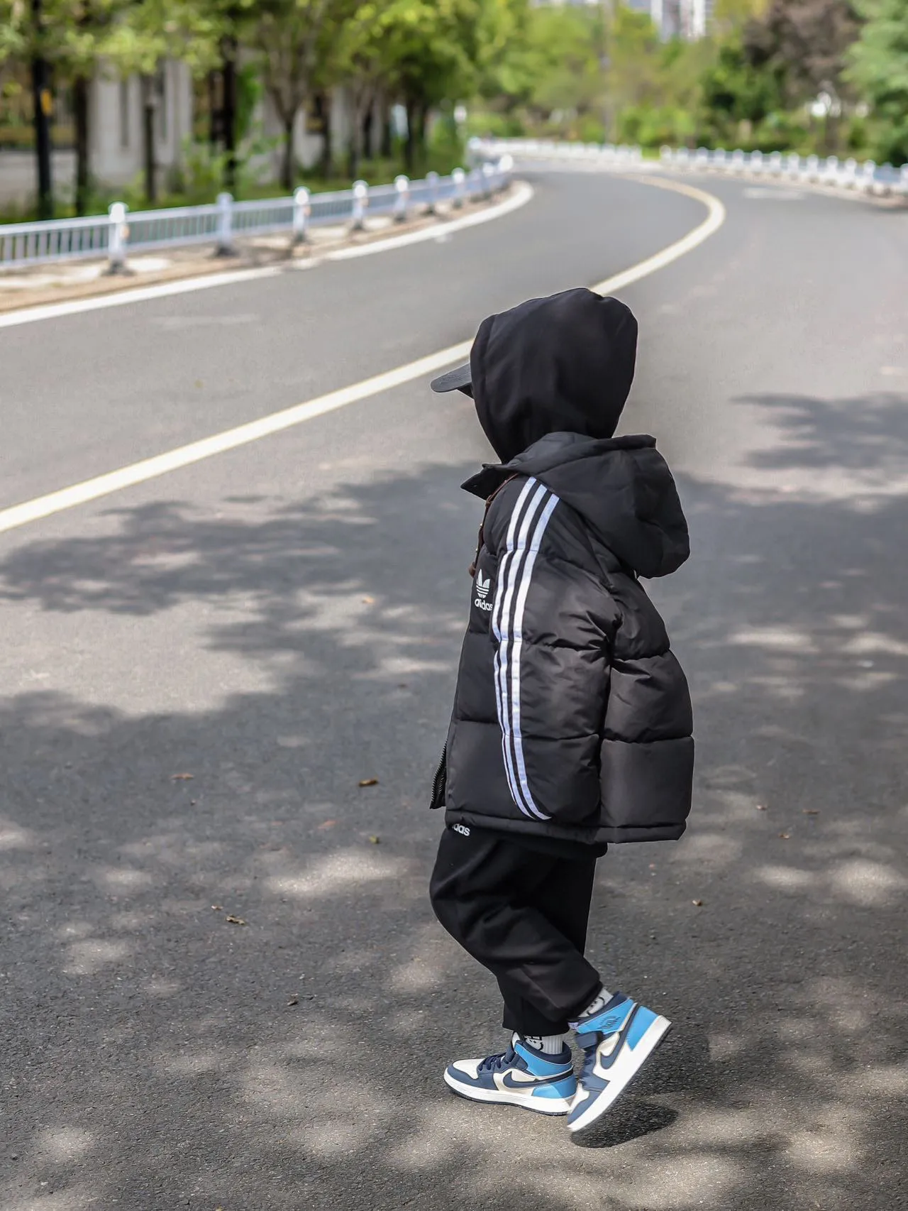 Adidas শিশুদের জন্য কুইল্টেড হুডযুক্ত স্ন্যাপ-ফ্রন্ট ডাউন জ্যাকেট 7