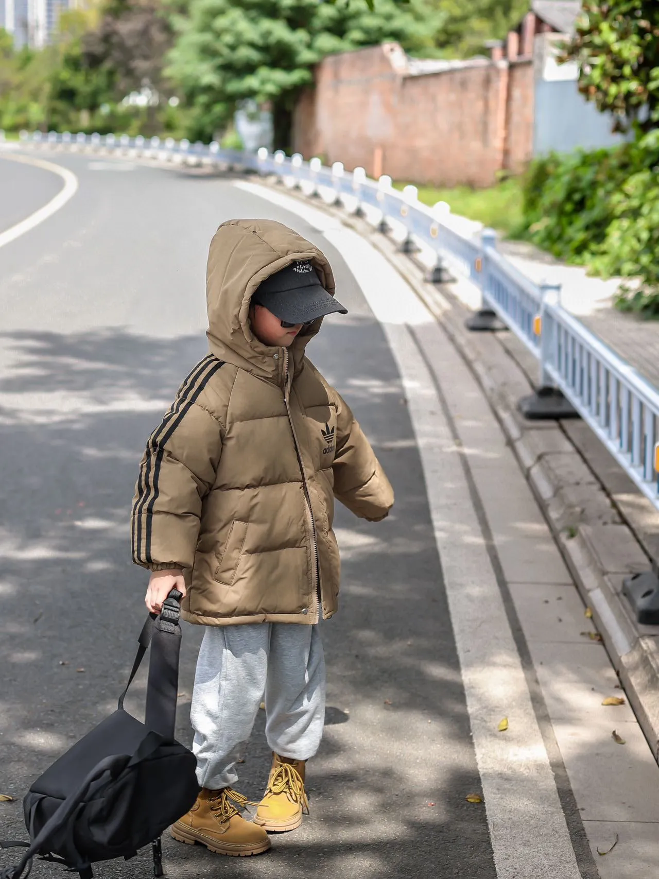 Adidas শিশুদের জন্য কুইল্টেড হুডযুক্ত স্ন্যাপ-ফ্রন্ট ডাউন জ্যাকেট 23