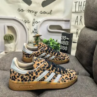 Adidas बहुरंगी भूरा चीता प्रिंट ऊपरी गम रबर सोल लाइफस्टाइल स्नीकर