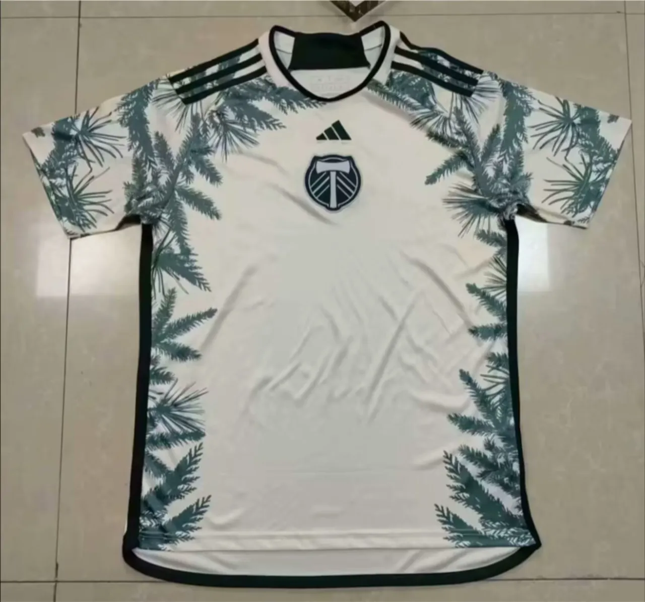 Adidas Portland Timbers Impression de Feuilles de Pin Jersey Blanc avec Trim Noir 3