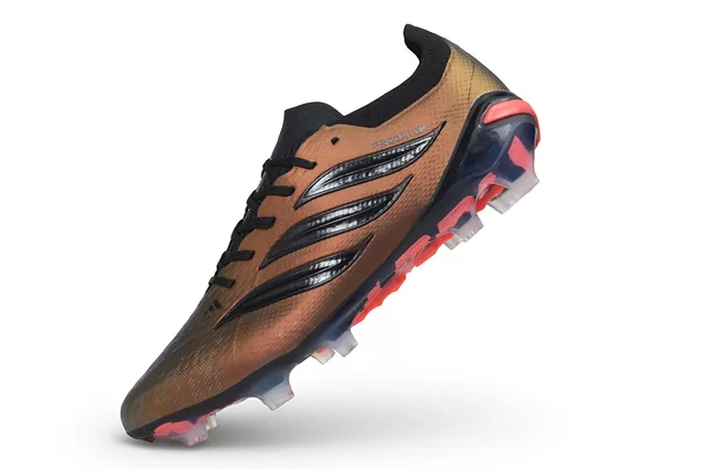 حذاء كرة القدم Adidas Predator مع الوجه العلوي براون أحمر برونز معدني أسود ثلاث خطوط علامة تجارية أرضية صلبة 3