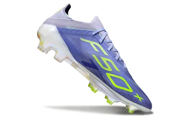 Adidas Chuteiras de futebol roxa e amarela de corte baixo com upper sintético sola translúcida iridiscente para gramado firme 2