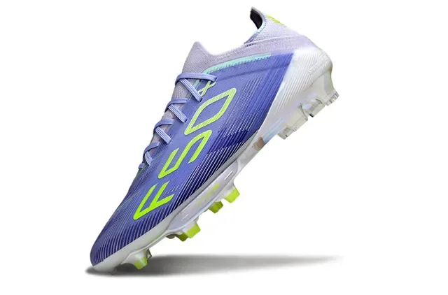 Adidas Chuteiras de futebol roxa e amarela de corte baixo com upper sintético sola translúcida iridiscente para gramado firme 3