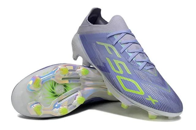 Adidas Chuteiras de futebol roxa e amarela de corte baixo com upper sintético sola translúcida iridiscente para gramado firme 4