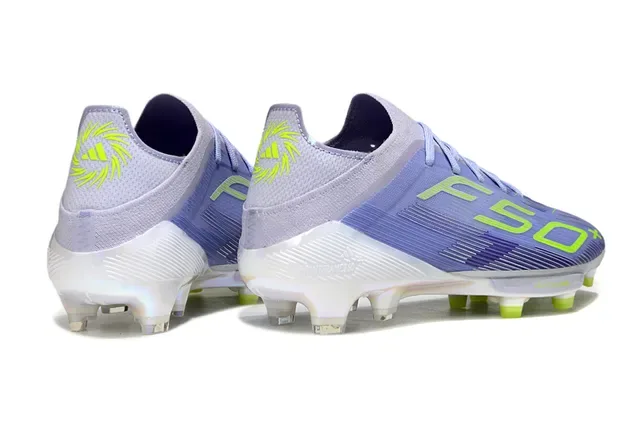 Adidas Chuteiras de futebol roxa e amarela de corte baixo com upper sintético sola translúcida iridiscente para gramado firme 5