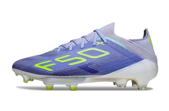 Adidas Chuteiras de futebol roxa e amarela de corte baixo com upper sintético sola translúcida iridiscente para gramado firme 7