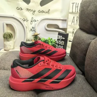 Adidas Rouge Noir Matière Maille Ingénierée Partie Supérieure Trois Rayures Marquage Latéral Chaussures de Course