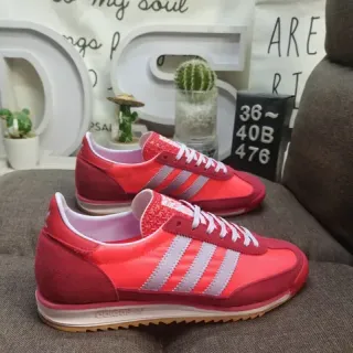 Adidas लाल चांदी लो-टॉप तीन पट्टी साइड पैनल लाइफस्टाइल स्नीकर्स
