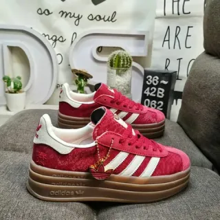 Adidas लाल-सफेद लो-टॉप टेक्स्चर अपर लाइफस्टाइल स्नीकर
