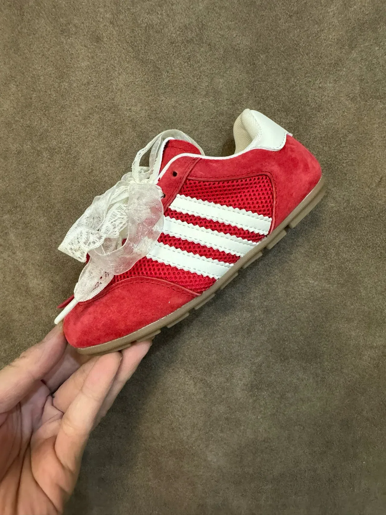 Adidas Zapatillas Lifestyle Rojo Blanco Ante Y Malla Superior Panel Lateral Tres Rayas 3