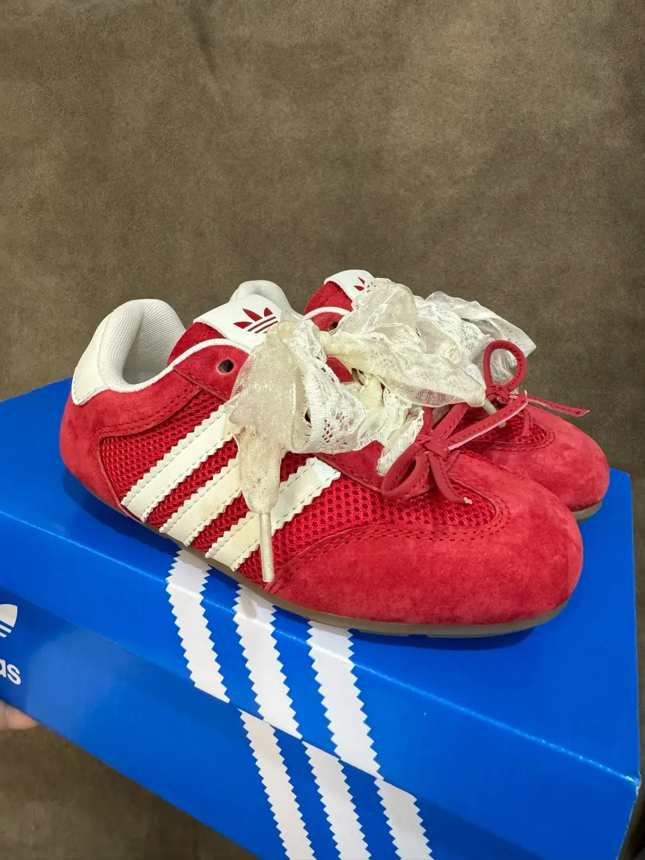 Adidas Zapatillas Lifestyle Rojo Blanco Ante Y Malla Superior Panel Lateral Tres Rayas 4