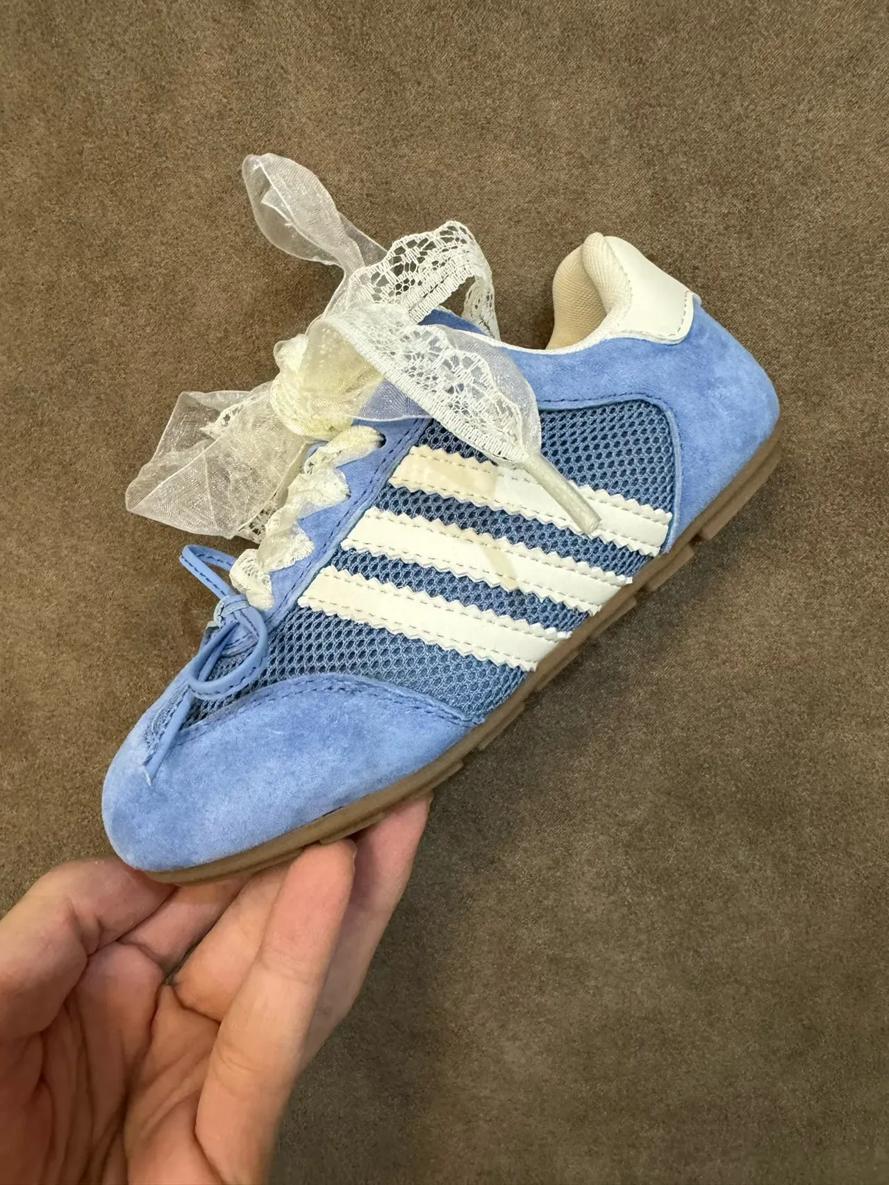 Adidas Zapatillas Lifestyle Rojo Blanco Ante Y Malla Superior Panel Lateral Tres Rayas 5
