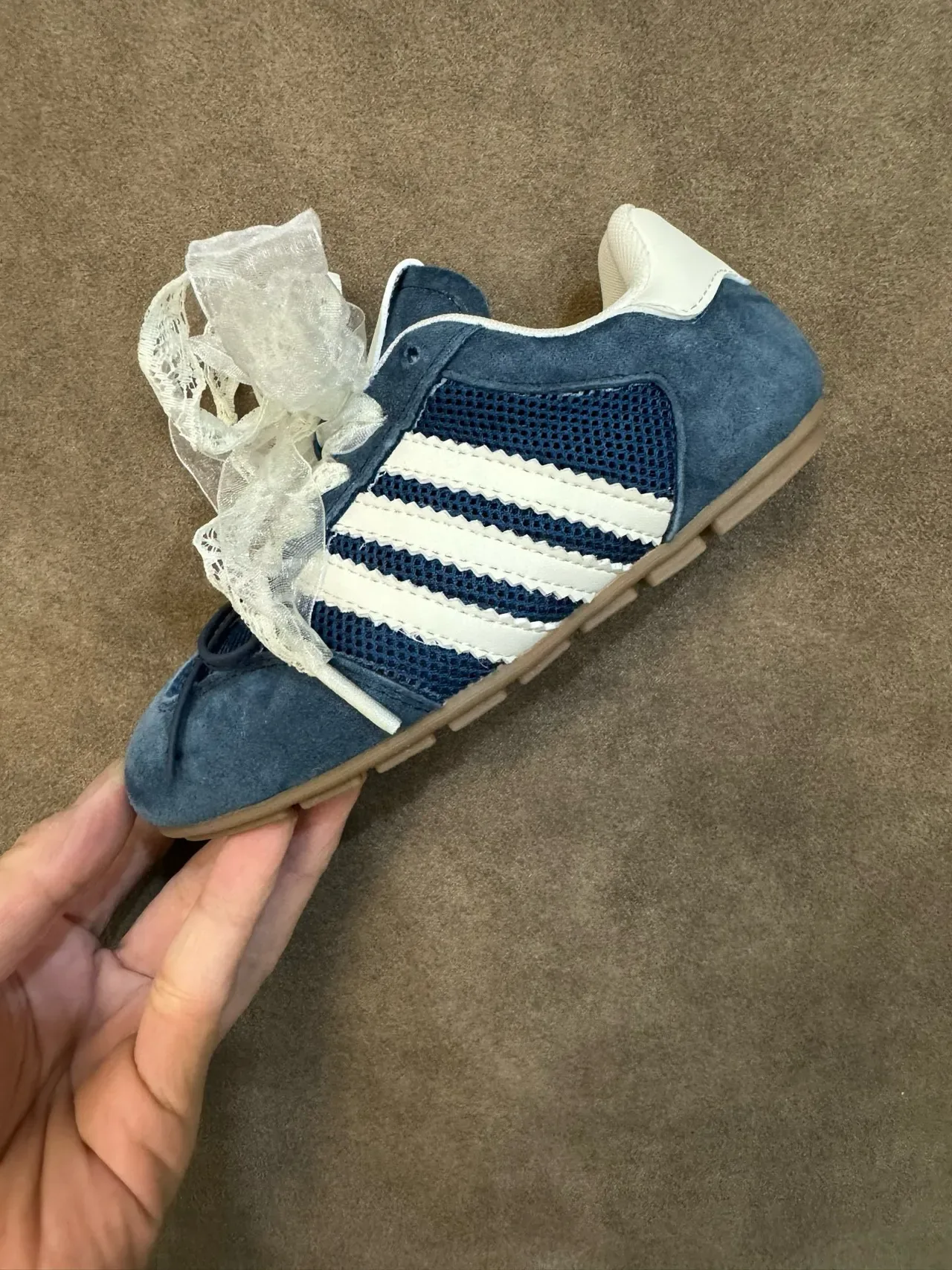 Adidas Zapatillas Lifestyle Rojo Blanco Ante Y Malla Superior Panel Lateral Tres Rayas 7