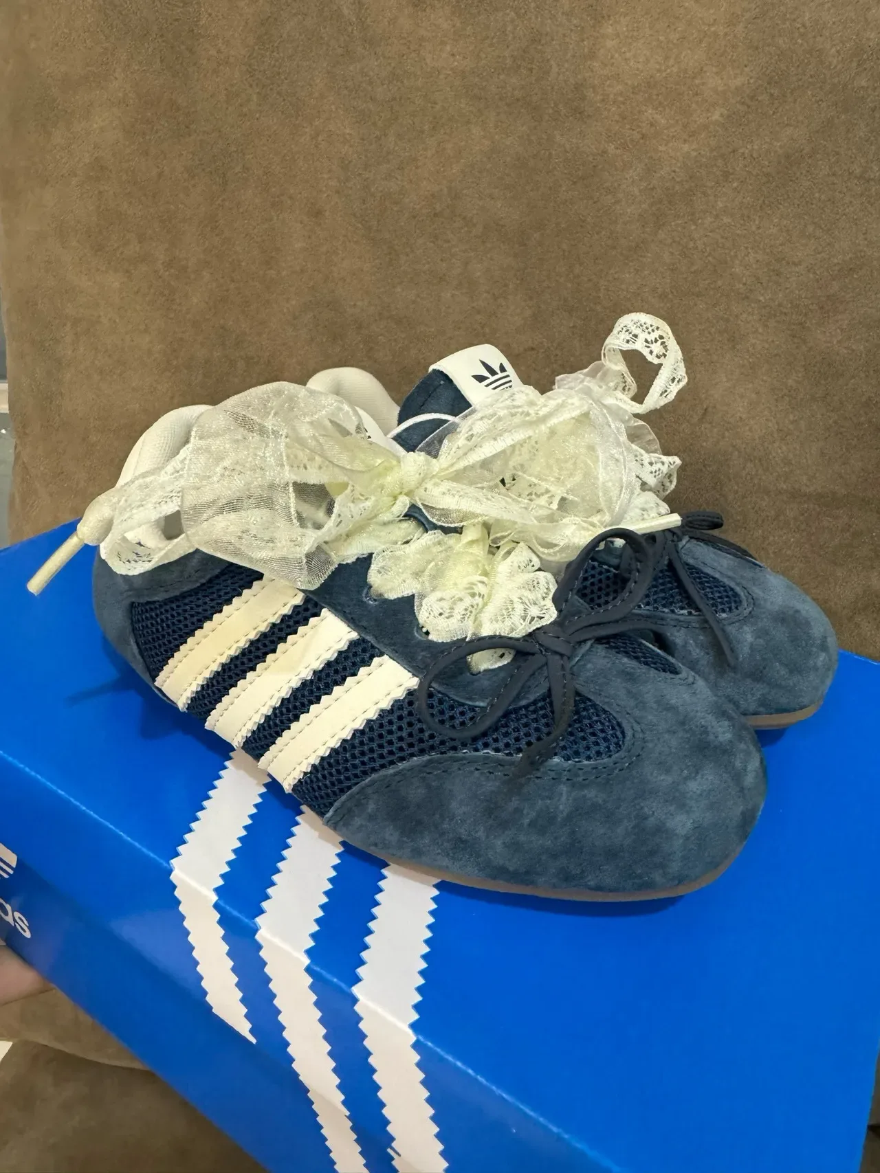 Adidas Zapatillas Lifestyle Rojo Blanco Ante Y Malla Superior Panel Lateral Tres Rayas 8