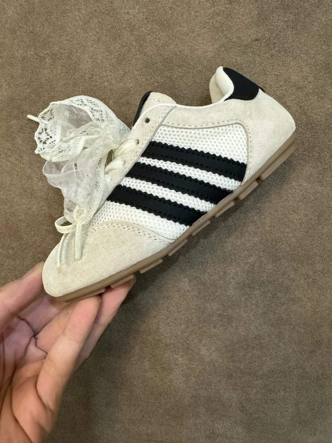Adidas Zapatillas Lifestyle Rojo Blanco Ante Y Malla Superior Panel Lateral Tres Rayas 9