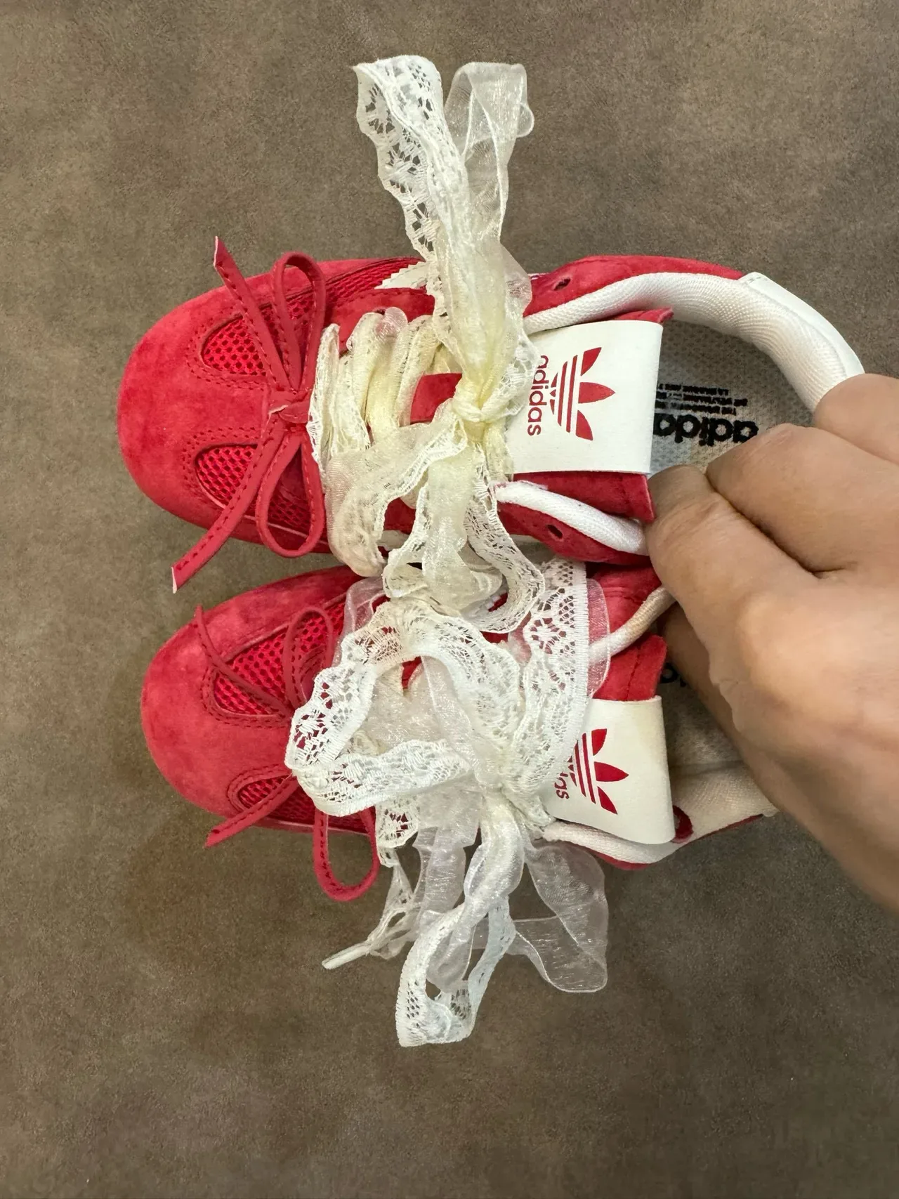 Adidas Zapatillas Lifestyle Rojo Blanco Ante Y Malla Superior Panel Lateral Tres Rayas 10