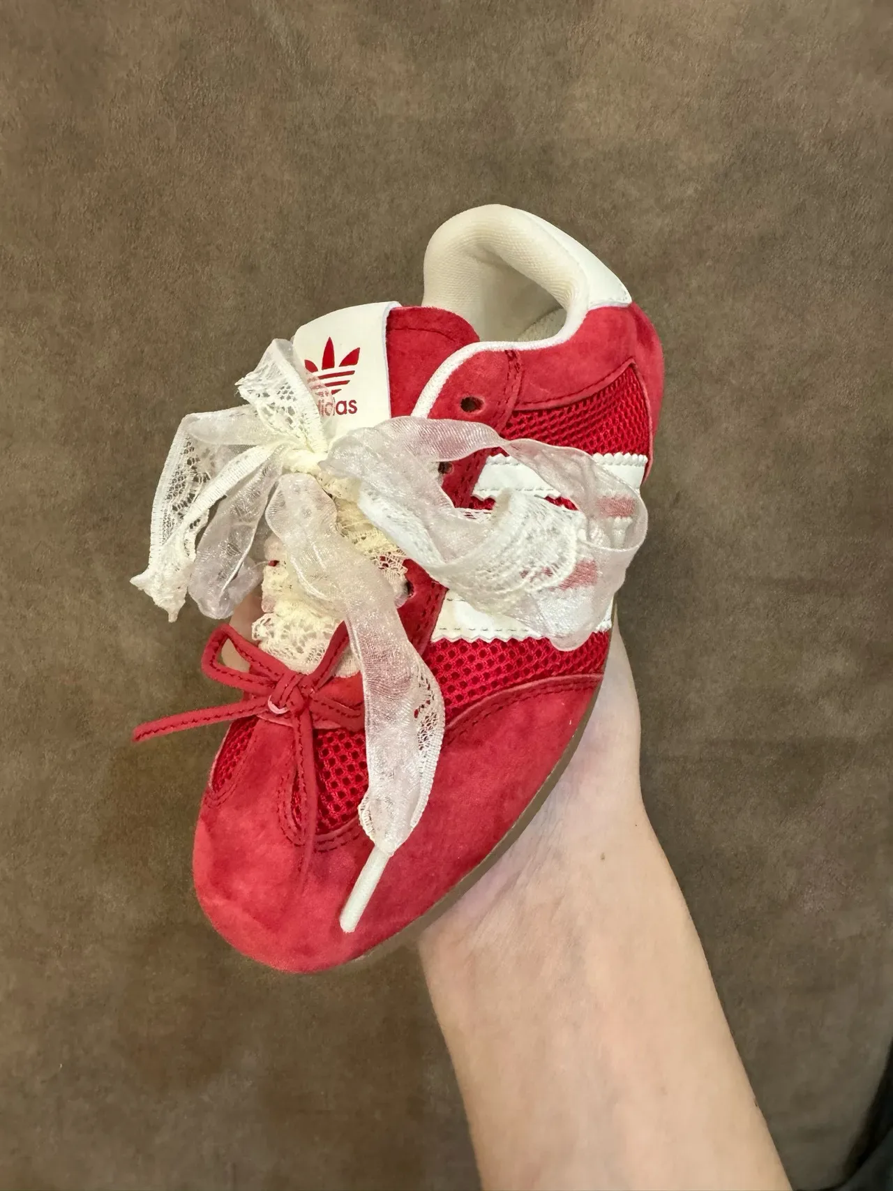 Adidas Zapatillas Lifestyle Rojo Blanco Ante Y Malla Superior Panel Lateral Tres Rayas 11