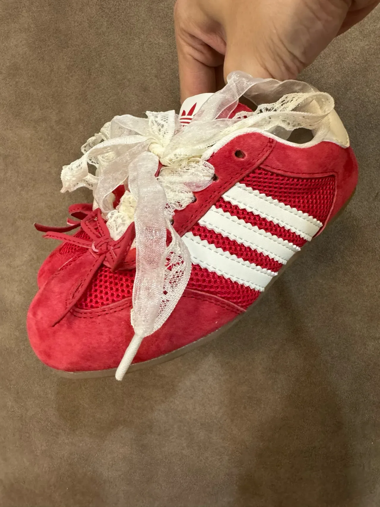 Adidas Zapatillas Lifestyle Rojo Blanco Ante Y Malla Superior Panel Lateral Tres Rayas 12
