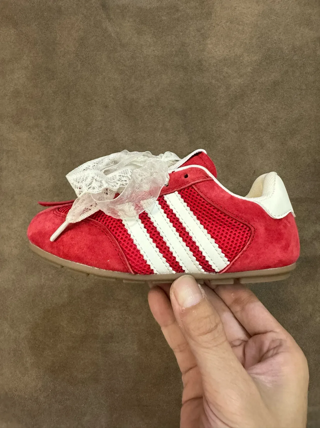 Adidas Zapatillas Lifestyle Rojo Blanco Ante Y Malla Superior Panel Lateral Tres Rayas 13