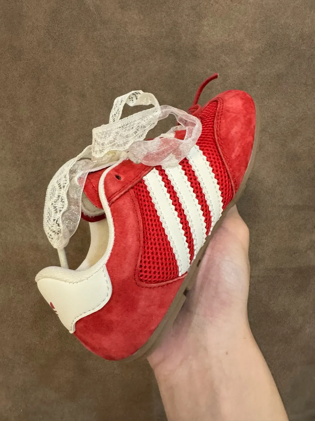 Adidas Zapatillas Lifestyle Rojo Blanco Ante Y Malla Superior Panel Lateral Tres Rayas 14