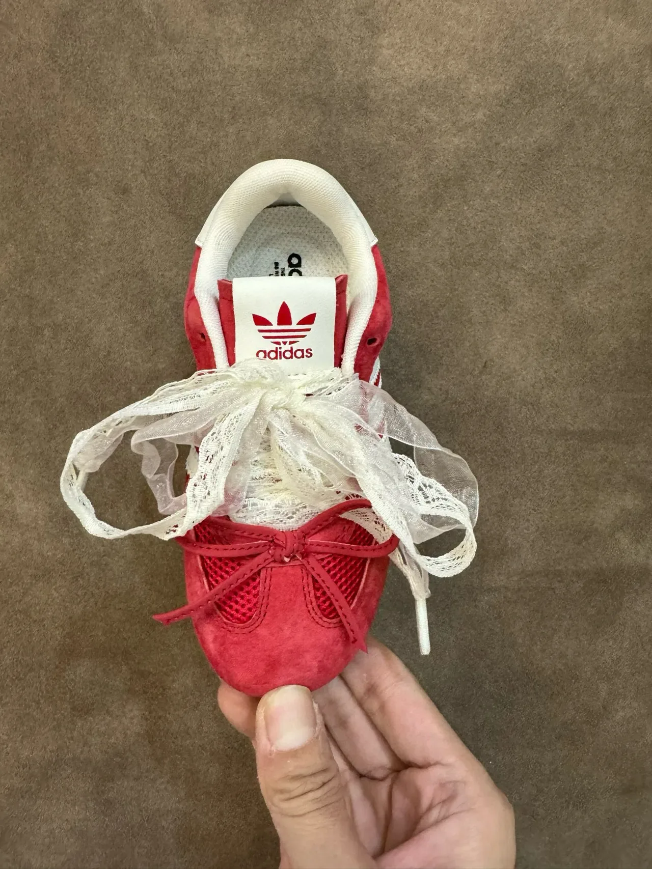 Adidas Zapatillas Lifestyle Rojo Blanco Ante Y Malla Superior Panel Lateral Tres Rayas 16