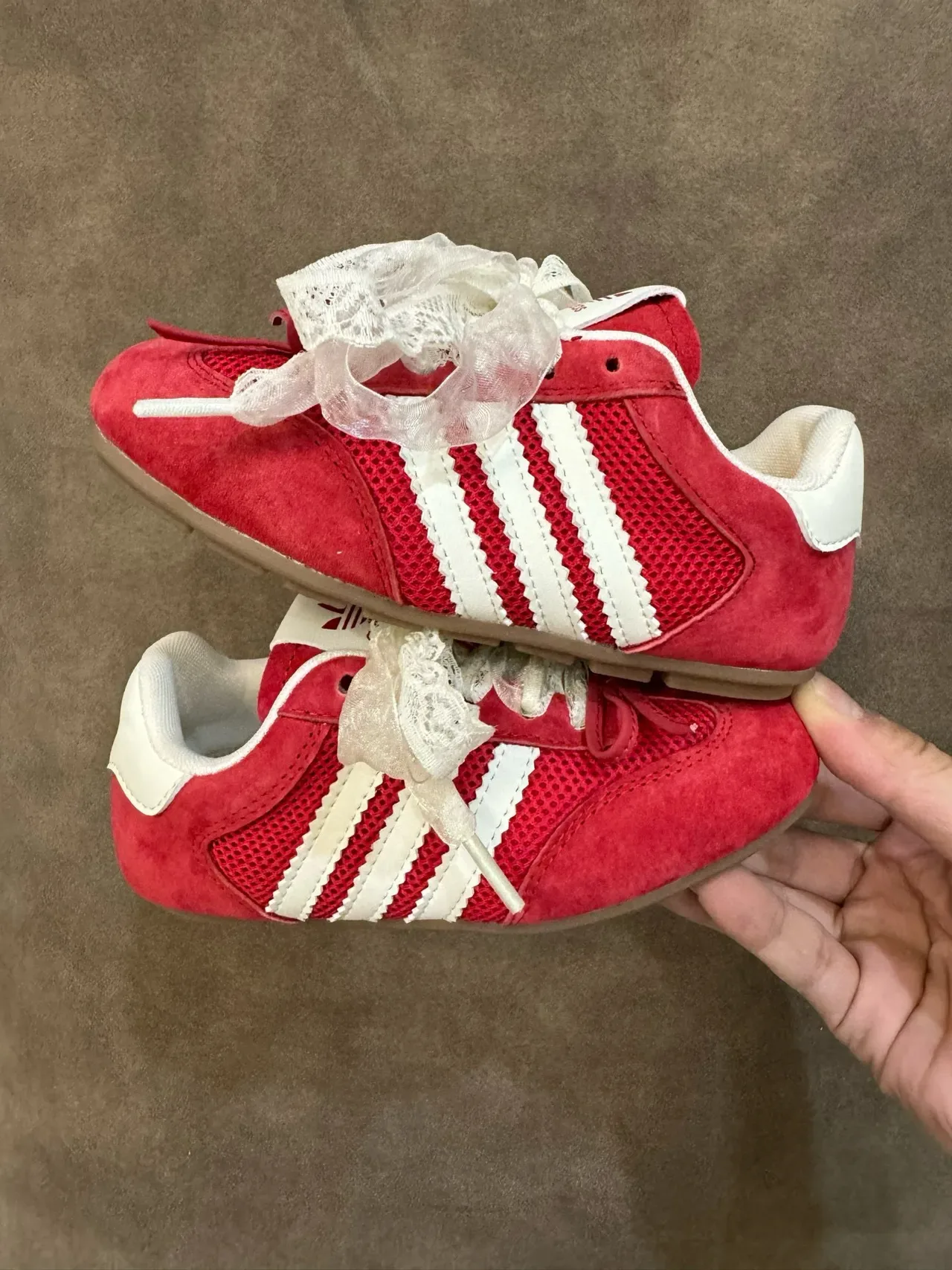 Adidas Zapatillas Lifestyle Rojo Blanco Ante Y Malla Superior Panel Lateral Tres Rayas 18