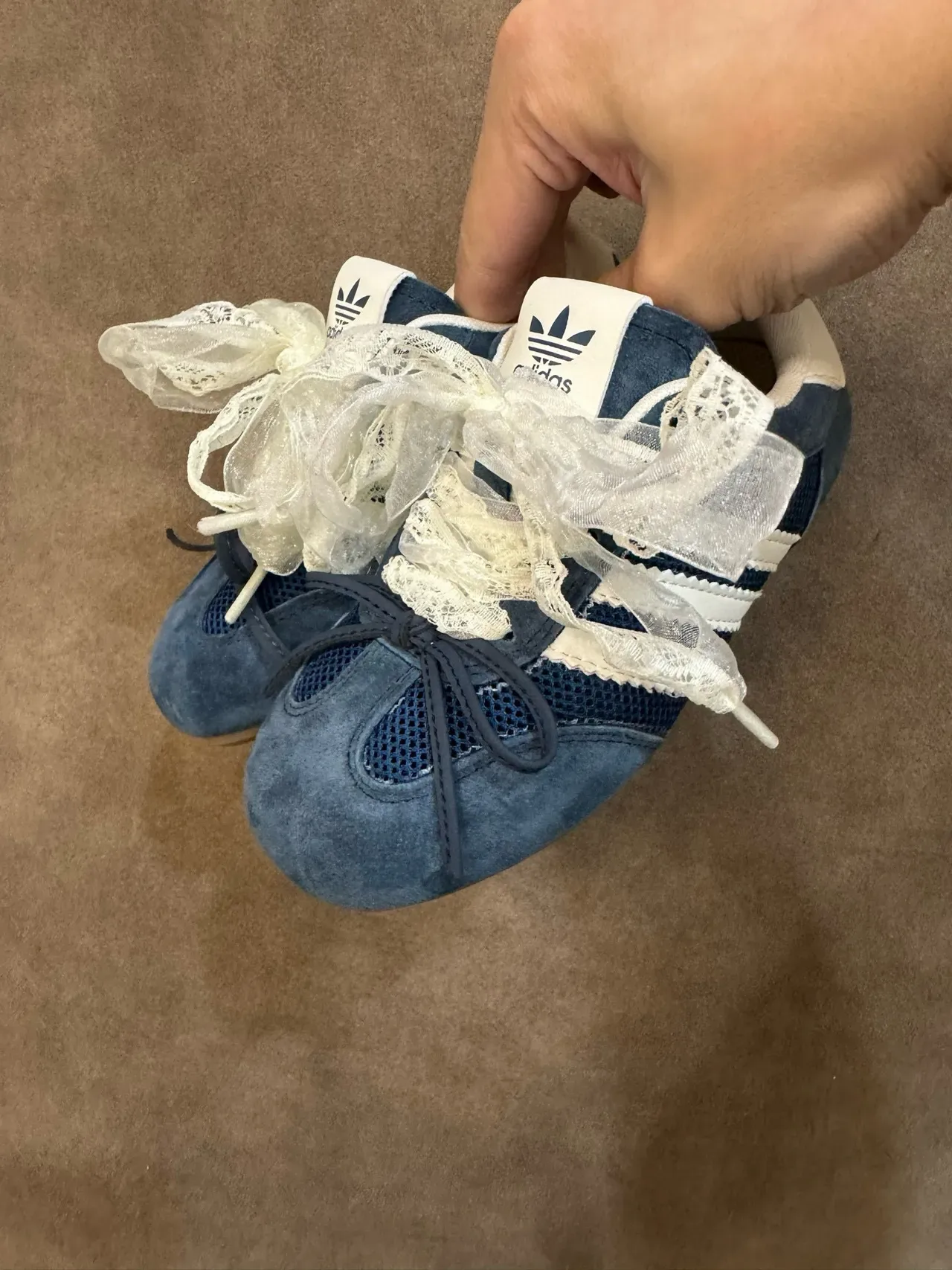 Adidas Zapatillas Lifestyle Rojo Blanco Ante Y Malla Superior Panel Lateral Tres Rayas 19