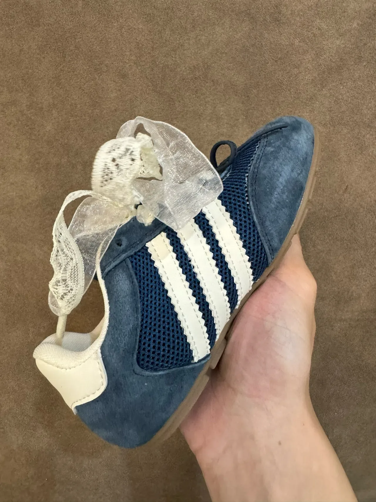 Adidas Zapatillas Lifestyle Rojo Blanco Ante Y Malla Superior Panel Lateral Tres Rayas 21