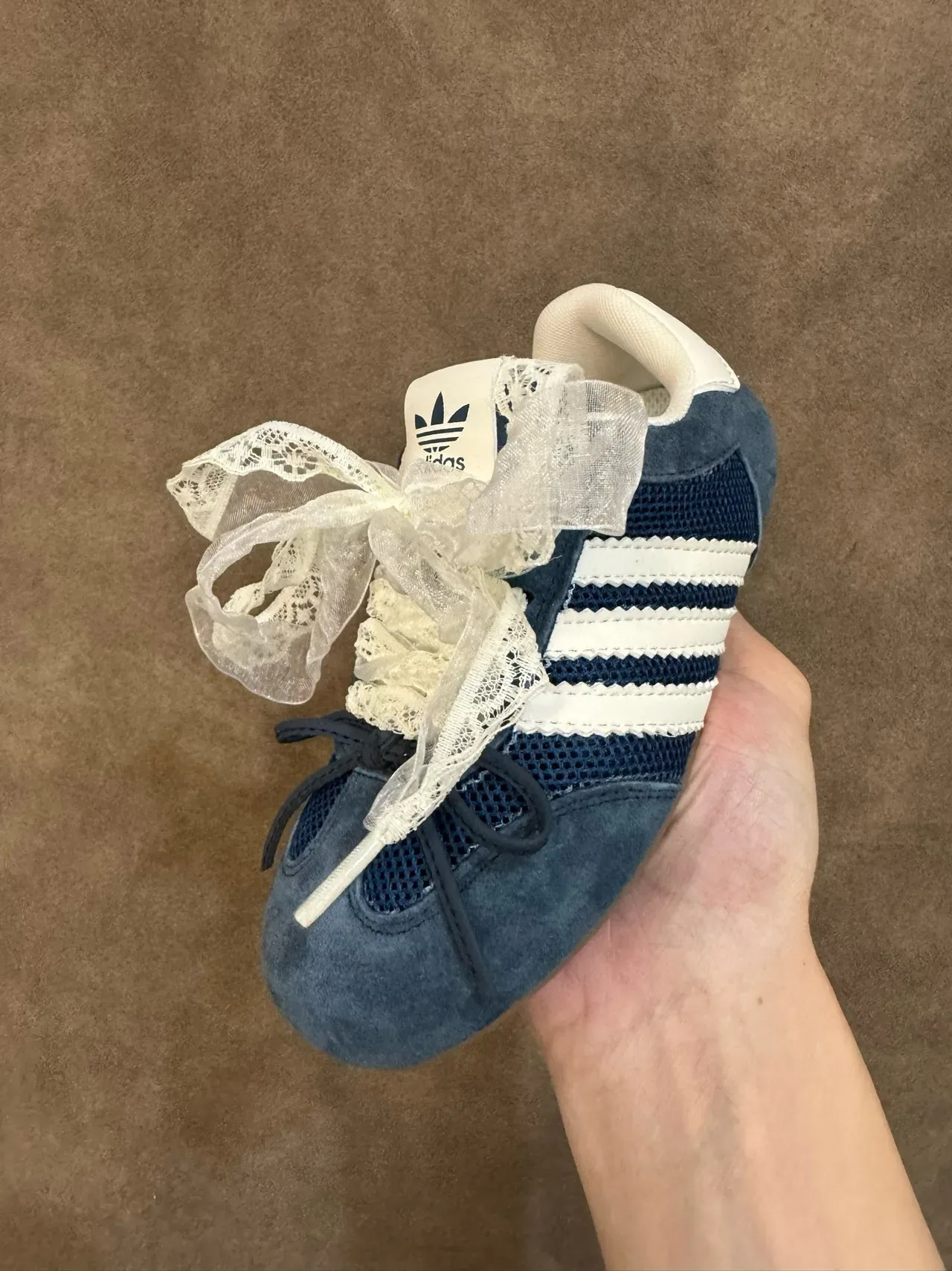 Adidas Zapatillas Lifestyle Rojo Blanco Ante Y Malla Superior Panel Lateral Tres Rayas 22