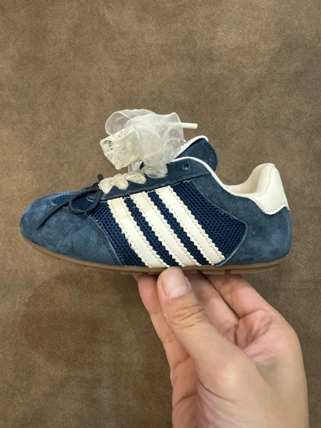 Adidas Zapatillas Lifestyle Rojo Blanco Ante Y Malla Superior Panel Lateral Tres Rayas 23