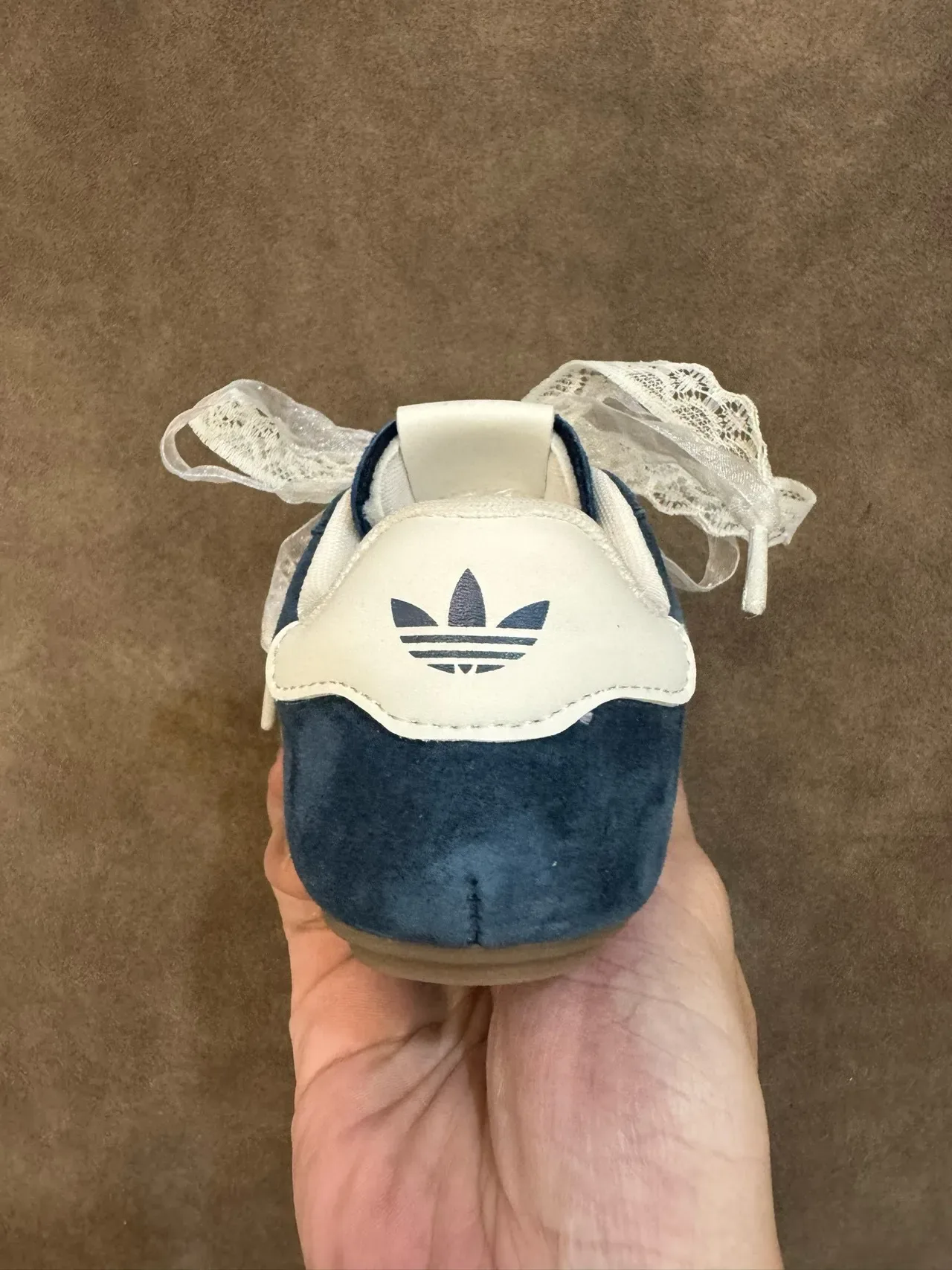 Adidas Zapatillas Lifestyle Rojo Blanco Ante Y Malla Superior Panel Lateral Tres Rayas 24